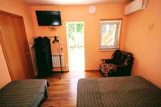 Гостевой дом Александрия Ейск Четырехместный номер-10